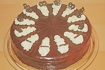 Gef&uuml;llte Schoko - Nuss - Torte 1