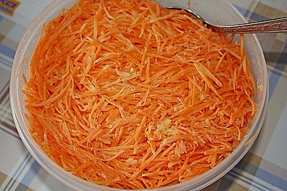 Möhrensalat mit Knoblauch und Mayonnaise