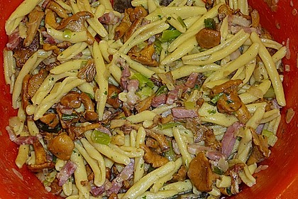 Sp&auml;tzlesalat mit Pfifferlingen