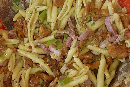 Sp&auml;tzlesalat mit Pfifferlingen 1