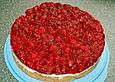 Nusstorte mit Himbeeren