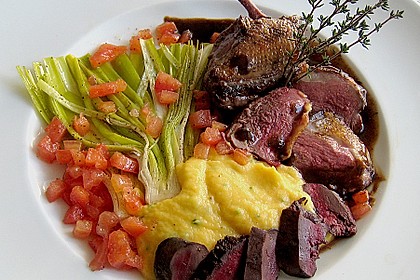 &Eacute;touff&eacute;e - Taubenbr&uuml;stchen mit Steckr&uuml;benp&uuml;ree, Porreef&auml;cher  und Tomatenkonkassee