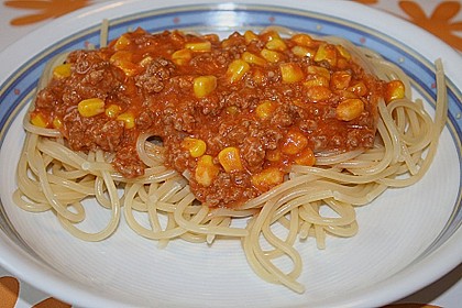 Spaghettiso&szlig;e mit Hack und Mais