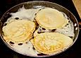 Pfannkuchen mit Joghurt und Ahornsirup