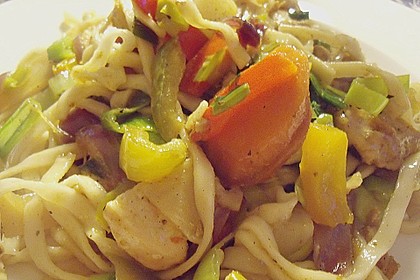 Gebratene Nudeln mit Huhn und Gemüse 3