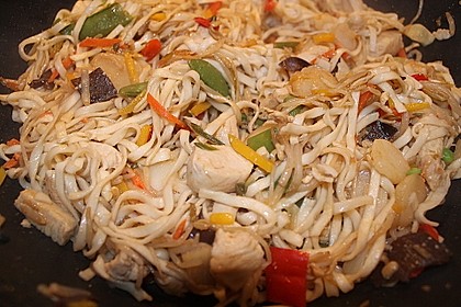 Gebratene Nudeln mit Huhn und Gemüse 4