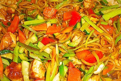Gebratene Nudeln mit Huhn und Gemüse