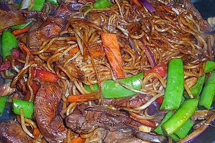Gebratene Nudeln mit Huhn und Gemüse 7