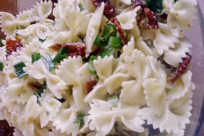Farfallesalat mit getrockneten Tomaten und Pinienkernen 1