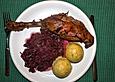 G&auml;nsekeulen auf Rotkohl