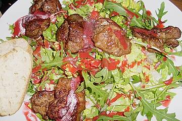 Blattsalate mit Geflügelleber und Himbeervinaigrette