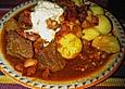 Bayrisches Schweinegulasch mit Rahmhaube