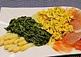 Spargel mit Spinatso&szlig;e, R&uuml;hrei und Schinken