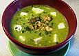 Zucchinicremes&uuml;ppchen mit Schafsk&auml;sew&uuml;rfeln und ger&ouml;steten Waln&uuml;ssen