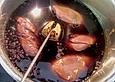 &Eacute;touff&eacute;e - Taubenbr&uuml;ste im Gew&uuml;rzsud gegart auf Steckr&uuml;benp&uuml;ree mit Lauch und M&ouml;hren