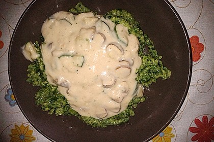 Spinatsp&auml;tzle in K&auml;sesahneso&szlig;e mit Champignons