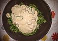 Spinatsp&auml;tzle in K&auml;sesahneso&szlig;e mit Champignons