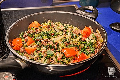 Hackfleischpfanne mit Mangold und Feta - Käse