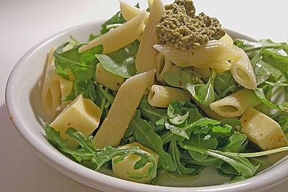 Nudelsalat mit Rucola, Knoblauch, Pesto und K&auml;se