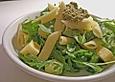 Nudelsalat mit Rucola, Knoblauch, Pesto und K&auml;se