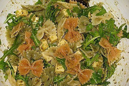 Nudelsalat mit Rucola, Knoblauch, Pesto und K&auml;se 1