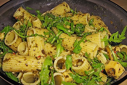 Nudelsalat mit Rucola, Knoblauch, Pesto und K&auml;se 2