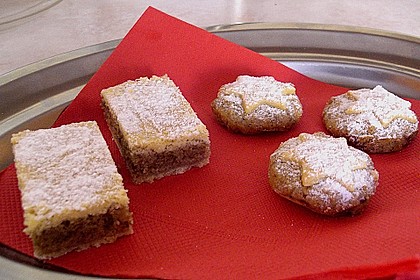 Gedeckter Walnusskuchen