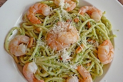 Spaghetti mit B&auml;rlauch - Mandel - Pesto und Scampis