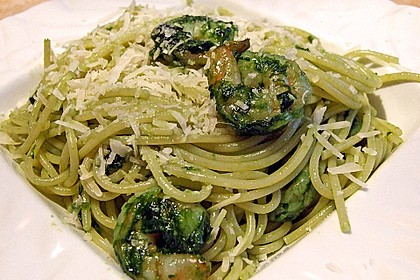 Spaghetti mit B&auml;rlauch - Mandel - Pesto und Scampis 1