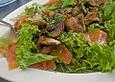 Rucolasalat mit gebratenen Champignons und frischem Parmesan