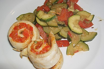 Fischr&ouml;llchen auf Zucchini - Paprika - Gem&uuml;se