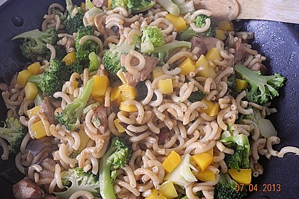 Gebratene Nudeln mit H&uuml;hnchen und Mango 1