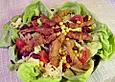Schnitzelstreifen auf gemischtem Salat