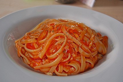 Nudeln mit Tomate - Mozzarella So&szlig;e
