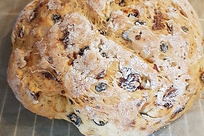 Brot mit Oliven und getrockneten Tomaten 17