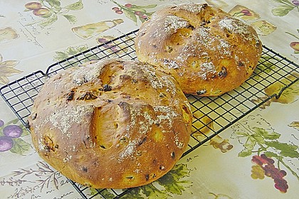 Brot mit Oliven und getrockneten Tomaten 8
