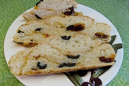 Brot mit Oliven und getrockneten Tomaten 6