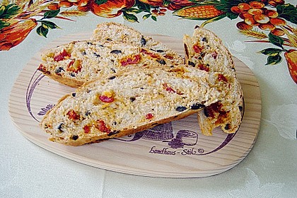 Brot mit Oliven und getrockneten Tomaten 1