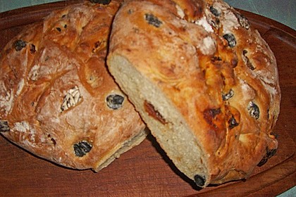 Brot mit Oliven und getrockneten Tomaten 29