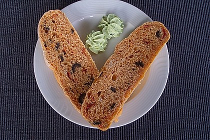 Brot mit Oliven und getrockneten Tomaten 13