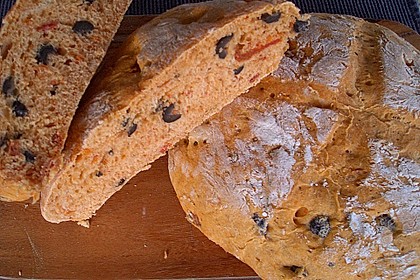Brot mit Oliven und getrockneten Tomaten 14