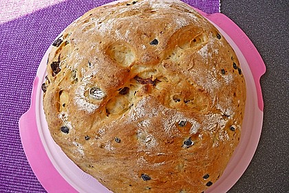 Brot mit Oliven und getrockneten Tomaten 2
