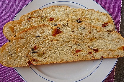 Brot mit Oliven und getrockneten Tomaten 4