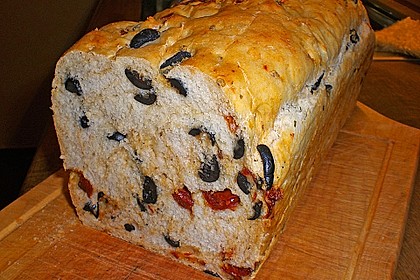 Brot mit Oliven und getrockneten Tomaten 15