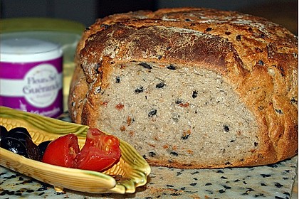Brot mit Oliven und getrockneten Tomaten 7