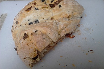Brot mit Oliven und getrockneten Tomaten 20