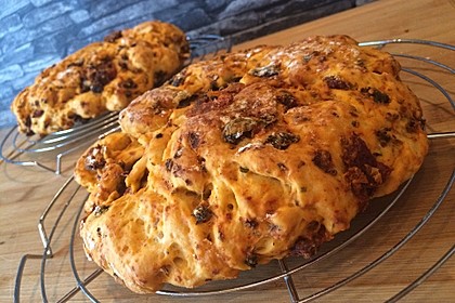 Brot mit Oliven und getrockneten Tomaten 25