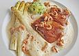 Heilbuttschnitte mit Kroepoekpanade in Krustentiersauce an gebratenem Spargel