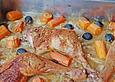 H&auml;hnchenkeulen auf Zitronen/Oliven/Zwiebelbett mit Karotten