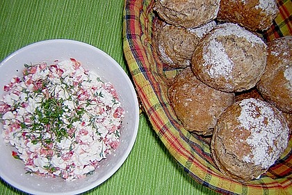 Dinkel-Nuss Br&ouml;tchen mit buntem H&uuml;ttenk&auml;se